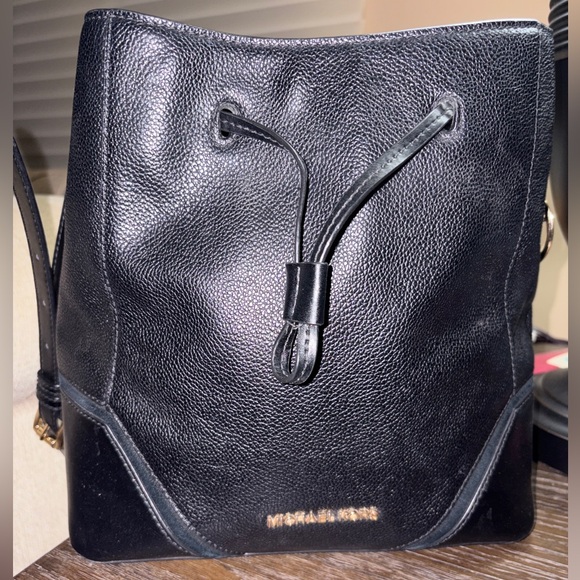 Michael Kors Black Pebbled Leather with Suede Trim Crossbody Bucket Bag EUC - Picture 2 of 16